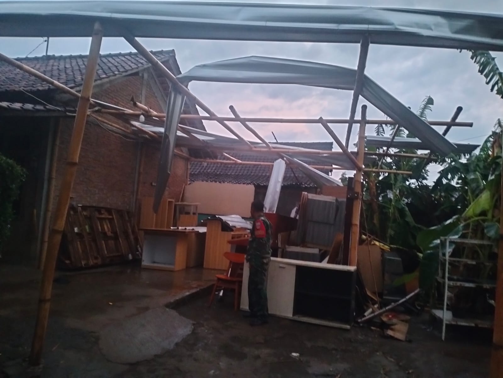 Salah satu rumah yang terdapak angin ribut