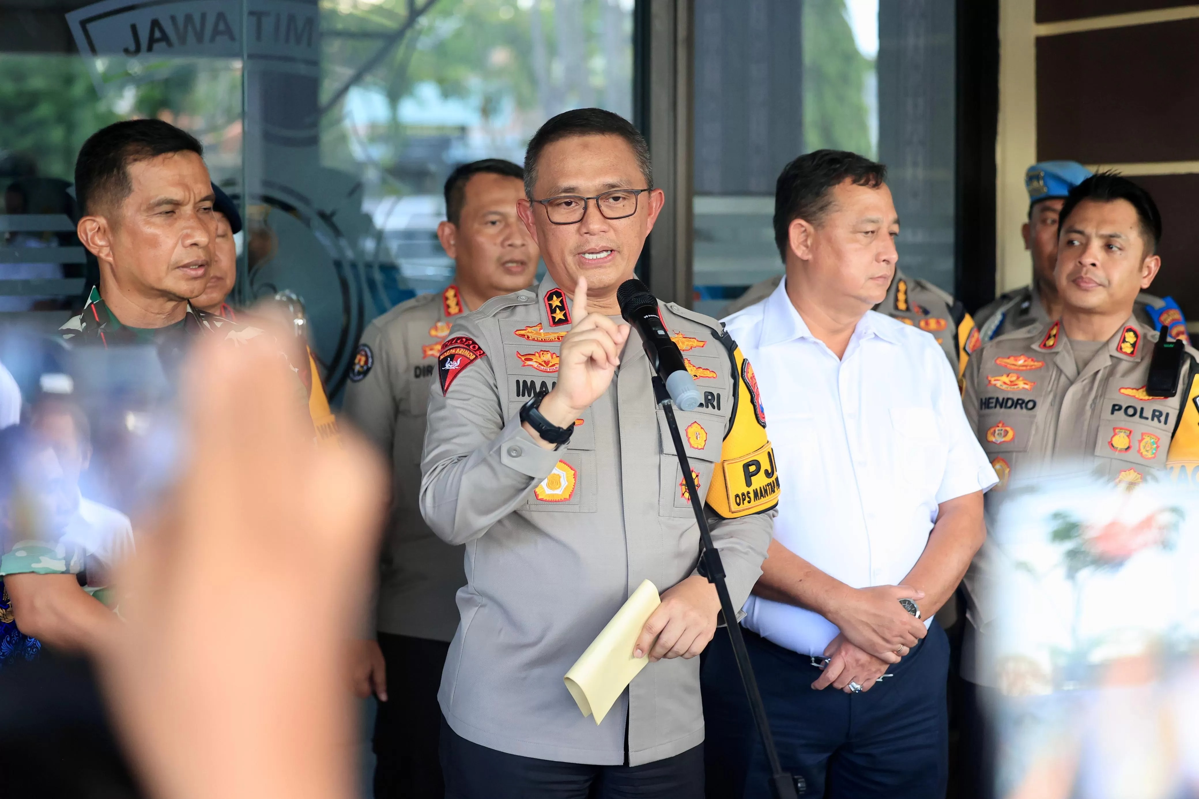 Kapolda Jatim Irjen Pol Imam Sugianto memberi keterangan tentang situasi kamtibmas di Jatim jelang pencoblosan.