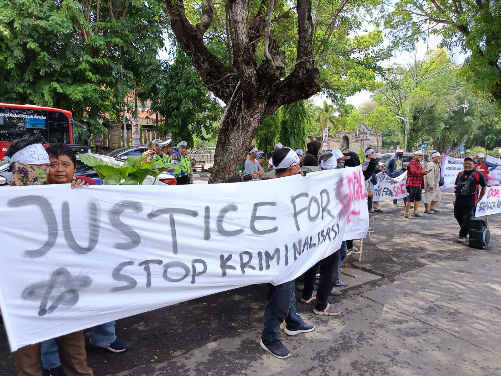 Warga Kelurahan Nusukan menggelar aksi demonstrasi di depan Pengadilan Negeri (PN) Solo.