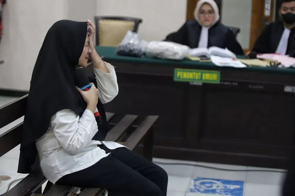 Briptu Fadhilatul Nikmah alias Dila menangis dihadapan majelis hakim saat diperiksa dalam persidangan, Selasa (19/11).