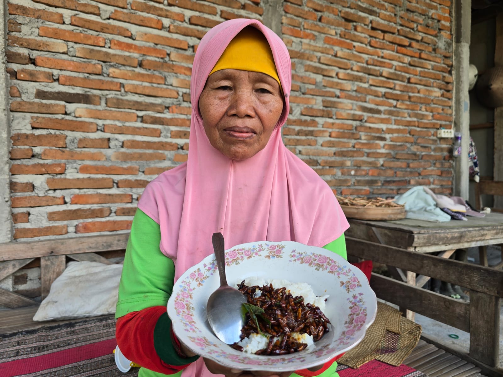 Salah satu warga menyajikan entung jati  buat dikonsumsi keluarganya.