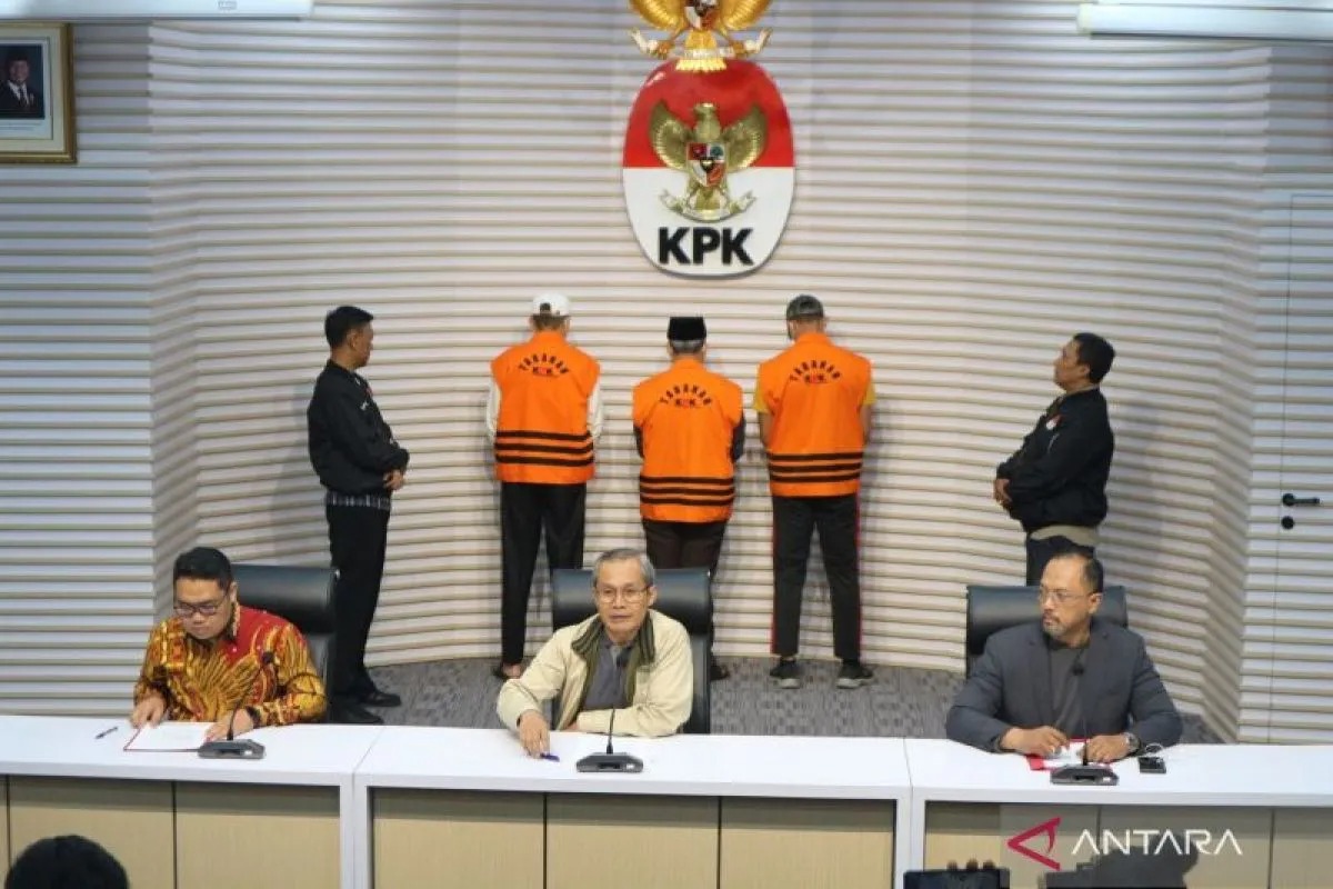 Penyidik KPK hadirkan 3 tersangka dalam perkara dugaan korupsi berupa pemerasan dan gratifikasi di lingkungan Pemprov Bengkulu dalam jumpa pers di Gedung Merah Putih KPK, Jakarta, Minggu (24/11/2024).