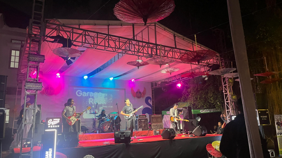 Penampikan band lokal Barmy Blokes di Festival Napak Budaya Samanhudi 2024.
