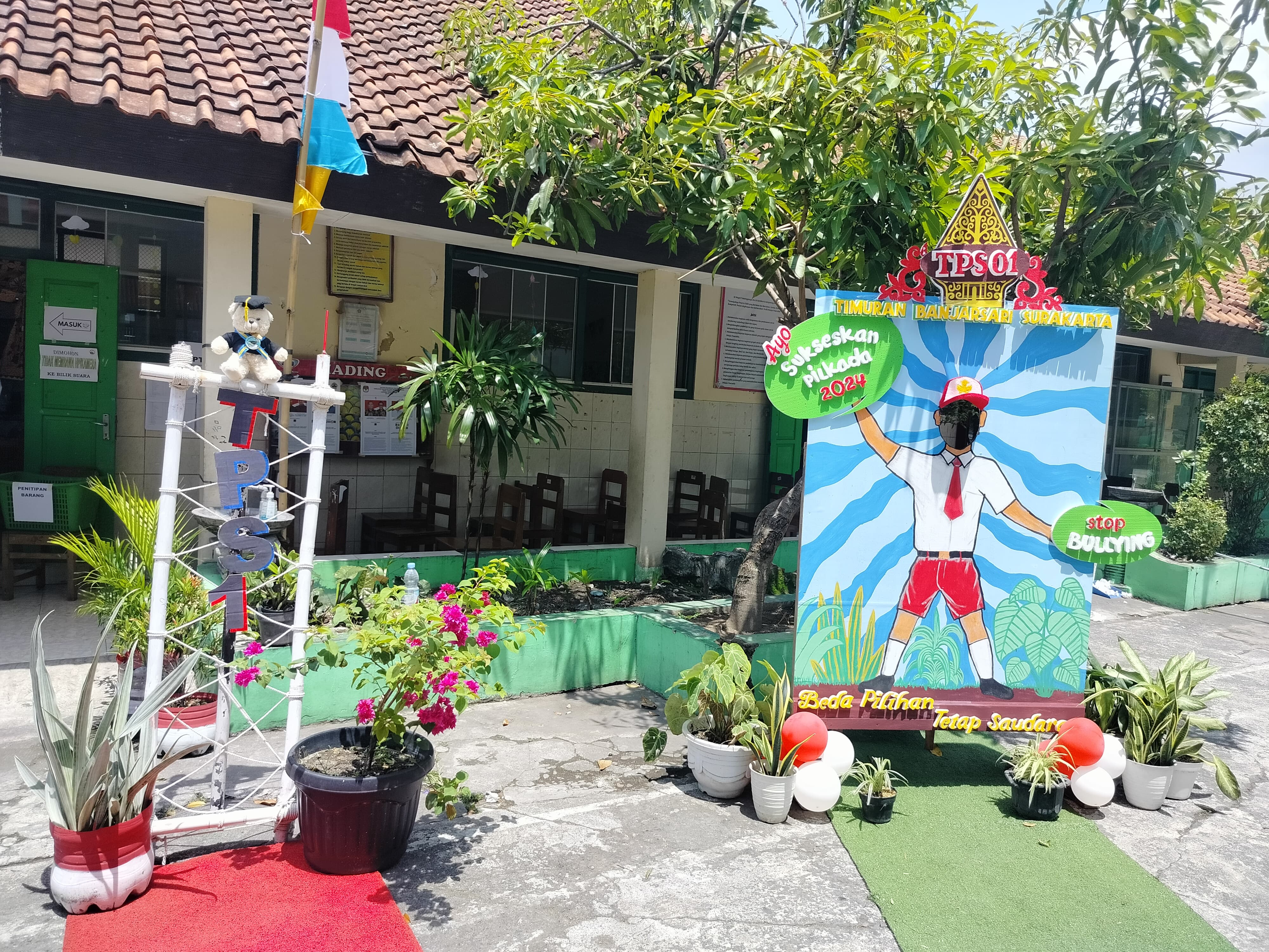 TPS 1 Kelurahan Timuran, Banjarsari, Solo,  mengambil tema Sekolah Dasar (SD).