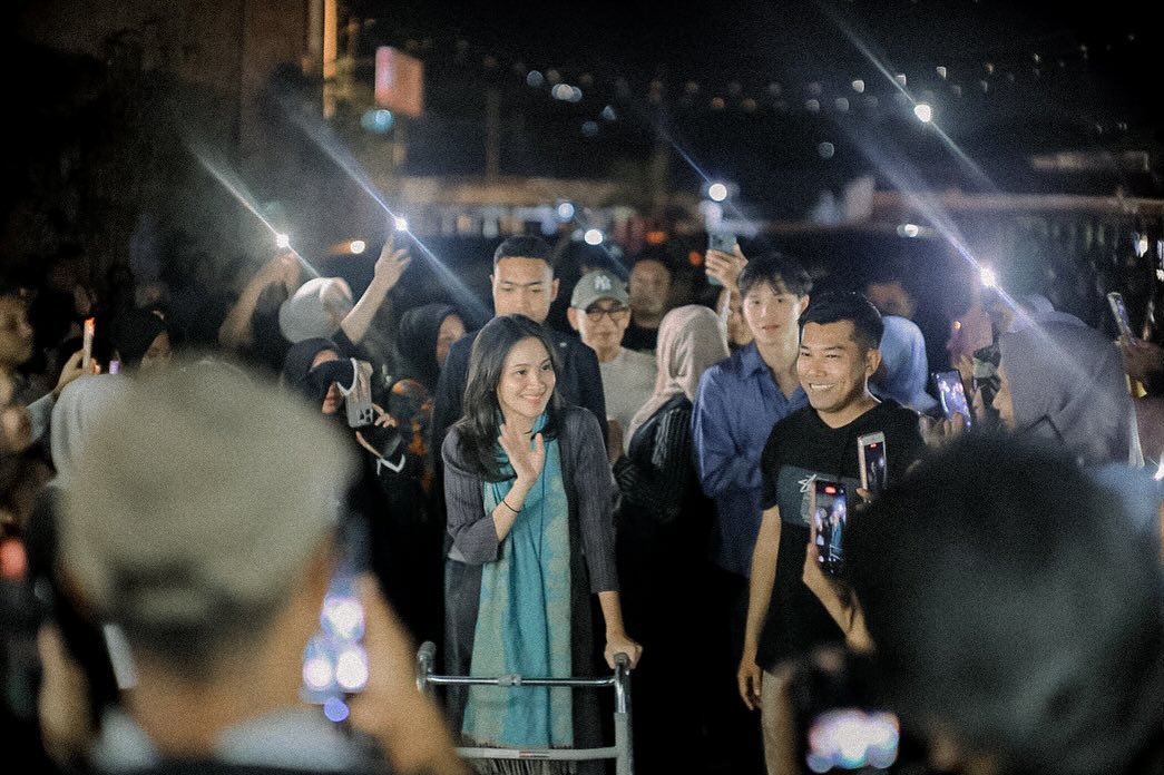 Sherly Tjoanda saat jalani kampanye menggunakan tongkat usai kecelakaan dan ditemani oleh anak lelakinya.