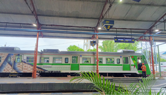 KA BIAS (Bandara) rute Stasiun Madiun-Bandara Adisoemarmo.