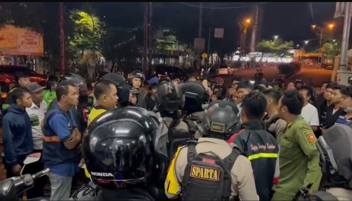 Tim Sparta Polresta Surakarta menuju lokasi kejadian