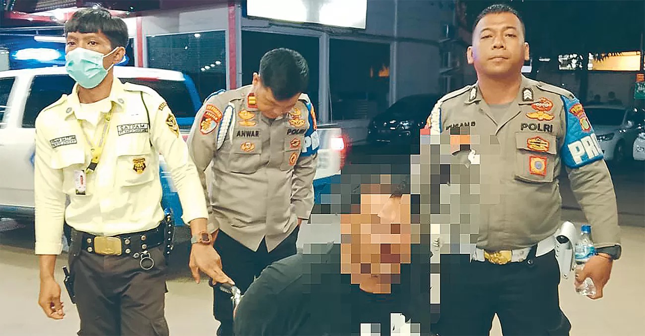Aipda Nikson Pangaribuan dibekuk polisi setelah Minggu (1/12) malam membunuh ibu kandungnya sendiri dalam warung di Bogor.