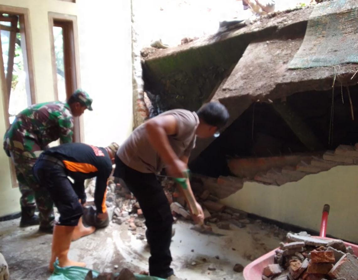 Warga Tawangmangu dan relawan kerja bakti bersihkan material akibat longsor