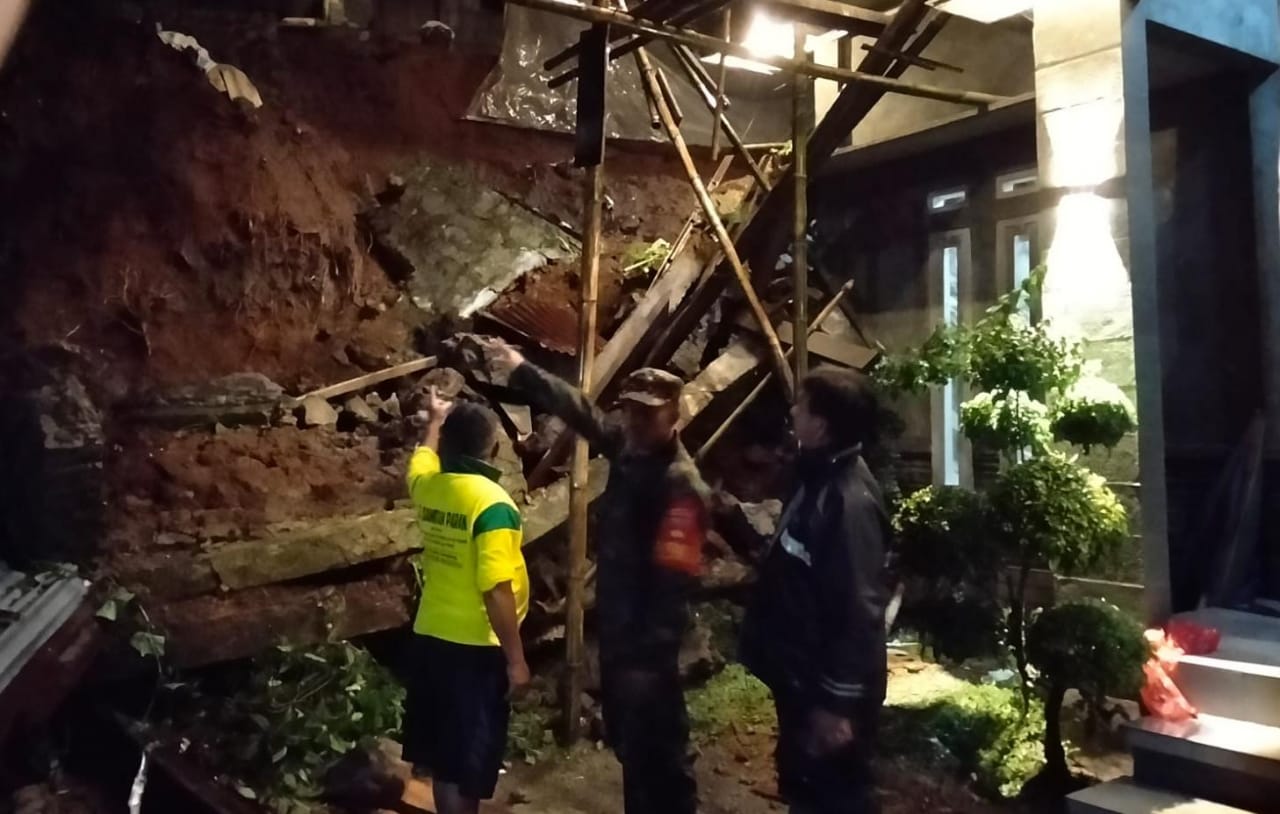 Hujan dengan intensitas sedang hingga tinggi mengakibatkan longsor di Tawangmangu Karanganyar.