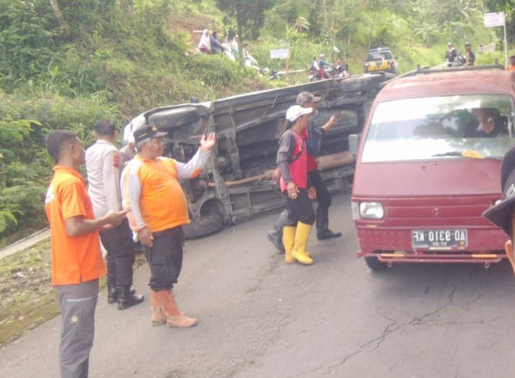 Mobil Avanza tergelincir di jalur wisata menuju Candi Sukuh, Karanganyar