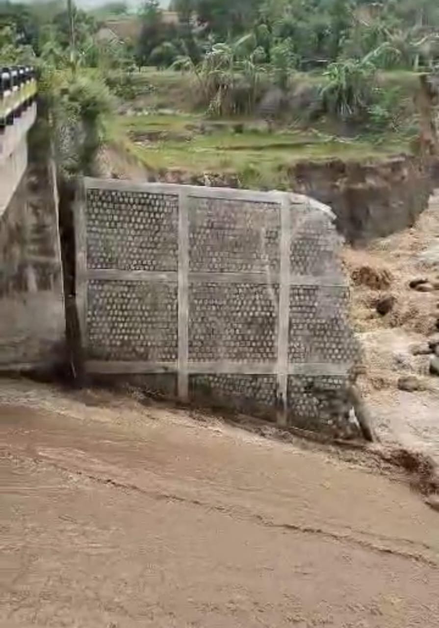 Jembatan sepanjang 30 meter dan tinggi 8 meter runtuh akibat derasnya arus sungai yang meluap.