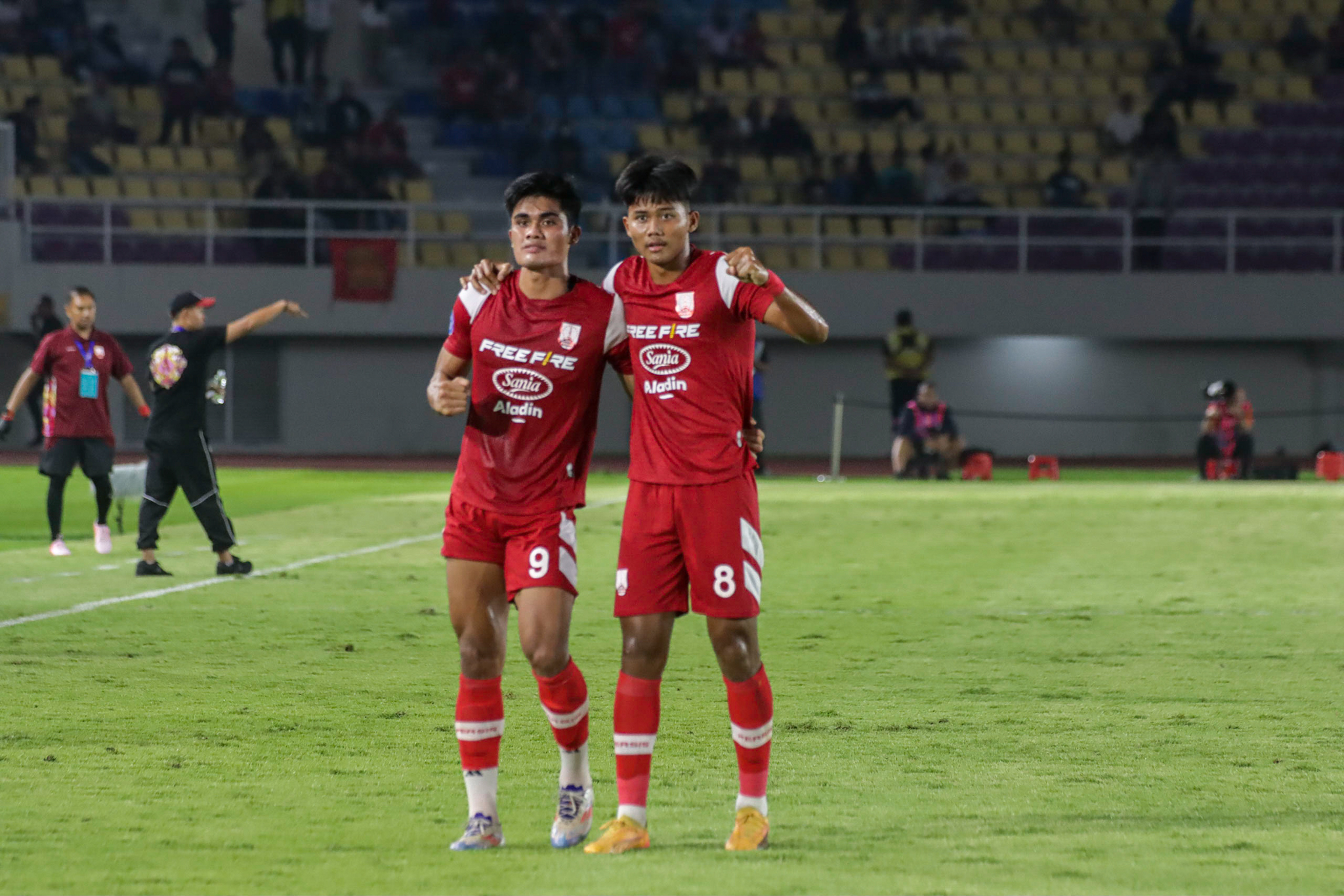 Arkhan Kaka (kanan) bersama Ramadhan Sananta usai laga Liga 1.