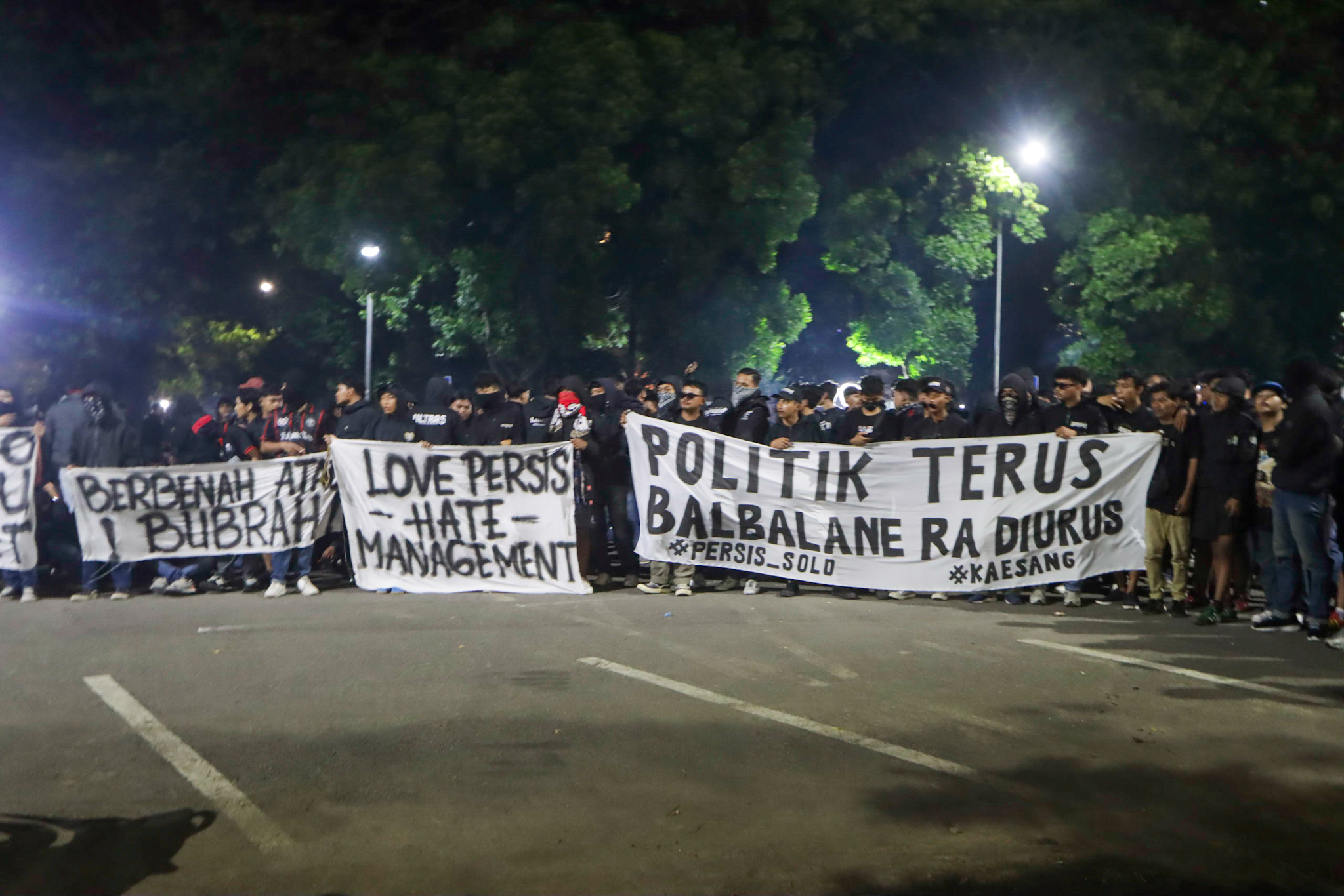 Aksi boikot suporter Persis Solo yang menuntut tiga orang manajemen mundur.