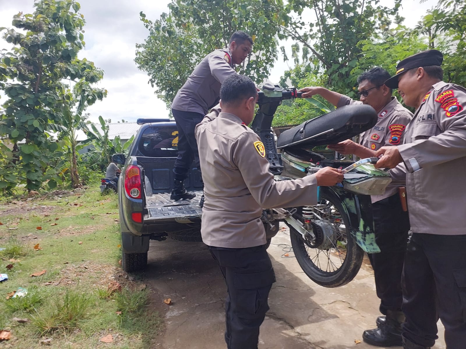 Polsek Cawan Sidak knalpot brong di SMPN 1 Cawas dan SMK Muhammadiyah Cawas.
