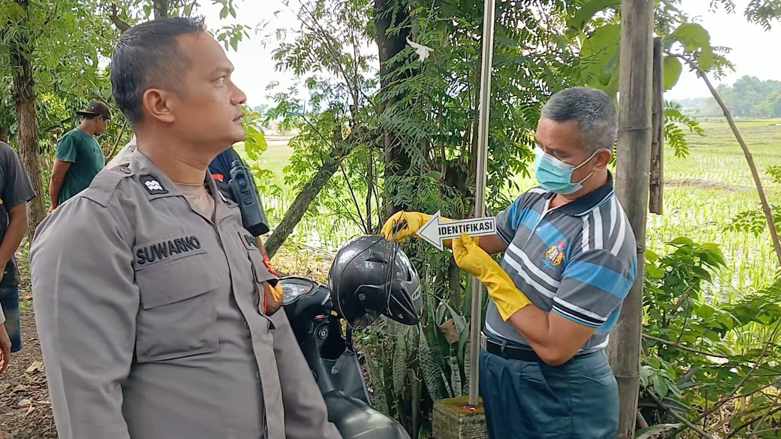 Polisi melakukah olah TKP petani Sragen yang tewas karena tersengat listrik.