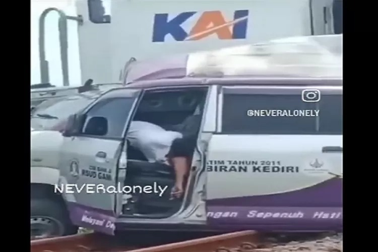 Ambulans di Kediri terseret kereta api.