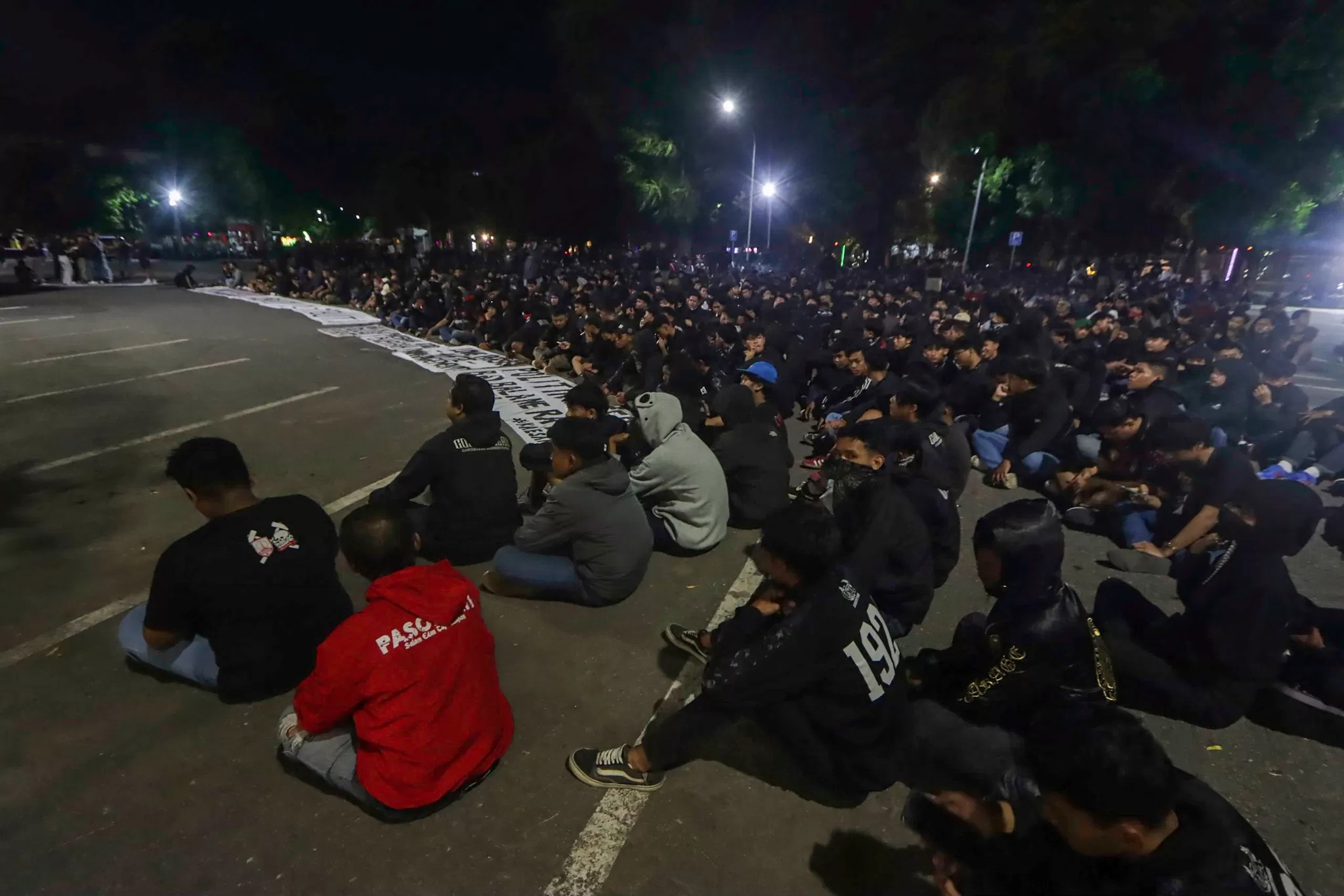Elemen suporter Persis Solo kompak berada di luar stadion memboikot dukungan ke Persis Solo saat lawan Barito Putera di Stadion Manahan , Selasa malam (3/12/2024).