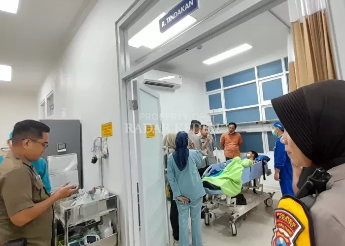 INTENSIF: Samuel Putra Yordaniel, korban selamat pembunuhan saat dirawat di RS Bhayangkara Kediri.