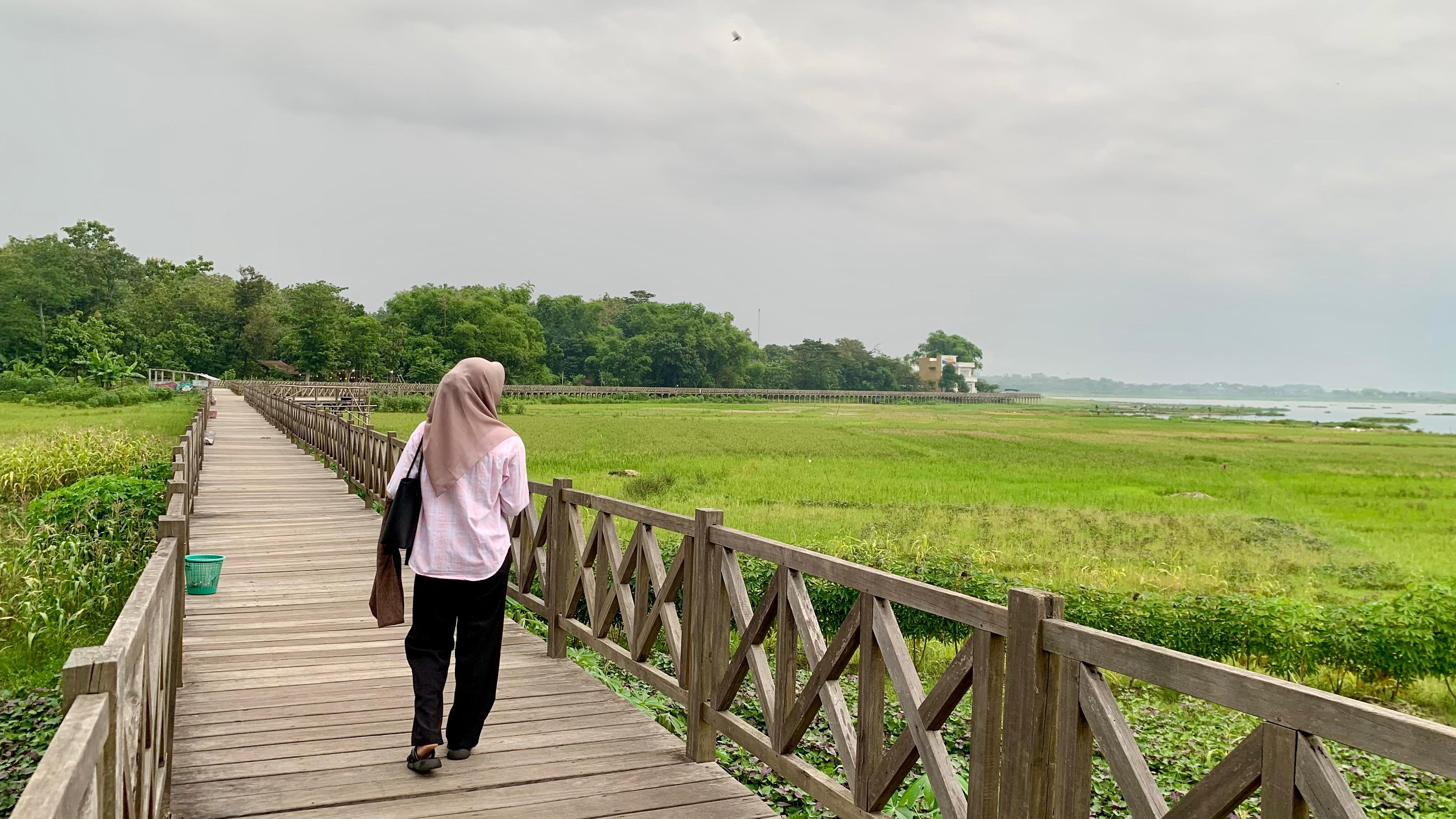 Jembatan kayu estetik di Waduk Cengklik.