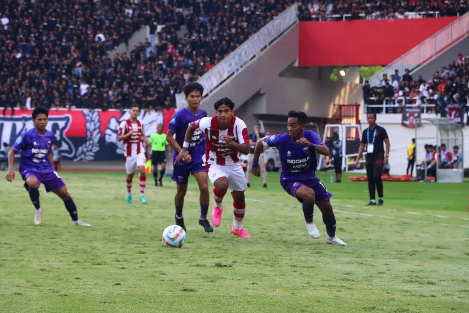 Laga Persis Solo melawan Persita Tangerang di Stadion Manahan.