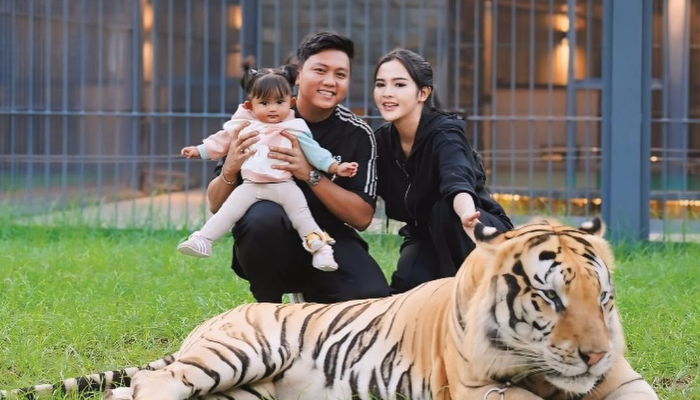 Kebersamaan Bella Bonita dan Denny Caknan, kemudian Cundamani anak pertama mereka.