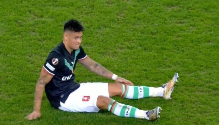 Mees Hilgers mengalami cedera saat FC Twente melawan Olympiacos