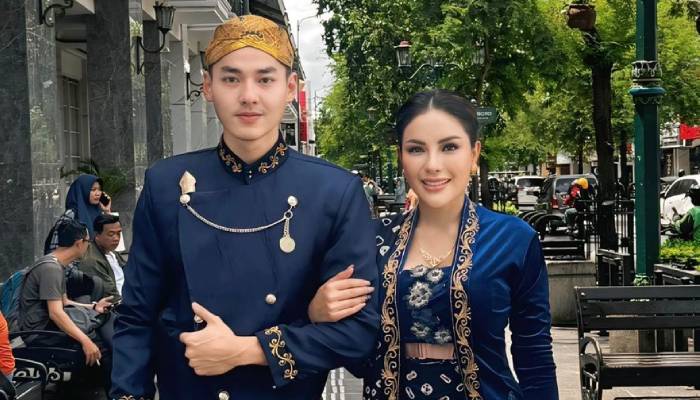 Nikita Mirzani bersama pacarnya Matthew Gilbert