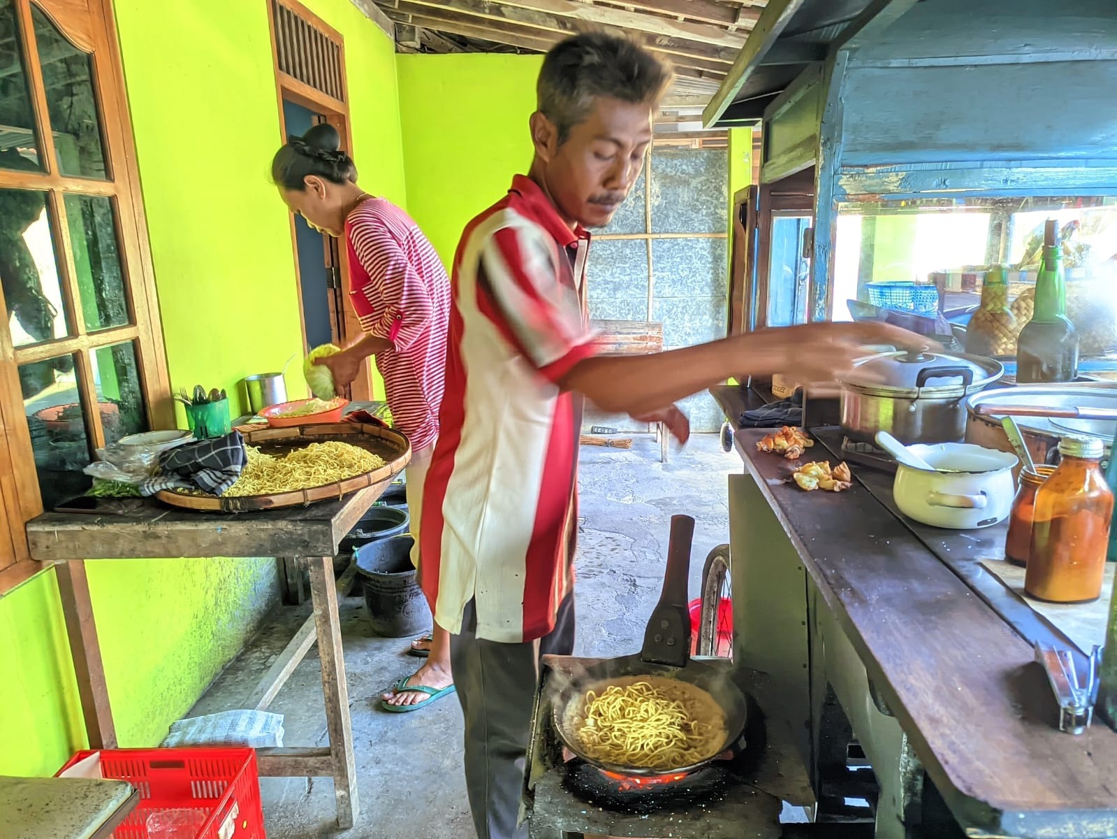 Selera: Bakmi Semin Mbah Bejo, Melegenda Sejak 1970_Pertahankan Cara Masak Tradisional
