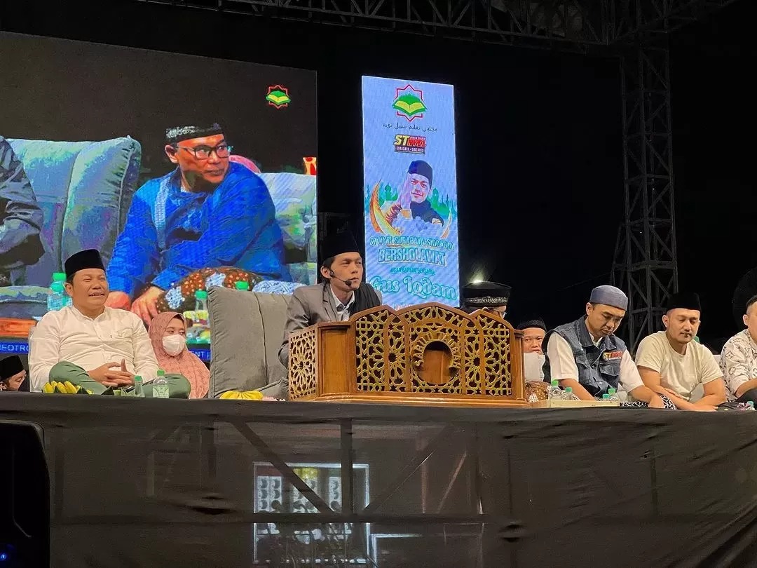 Gus Iqdam saat mengisi pengajian di Sidoarjo.
