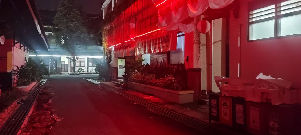 penampakan gedung sisi timur pada malam hari setelah dikonsongkan.