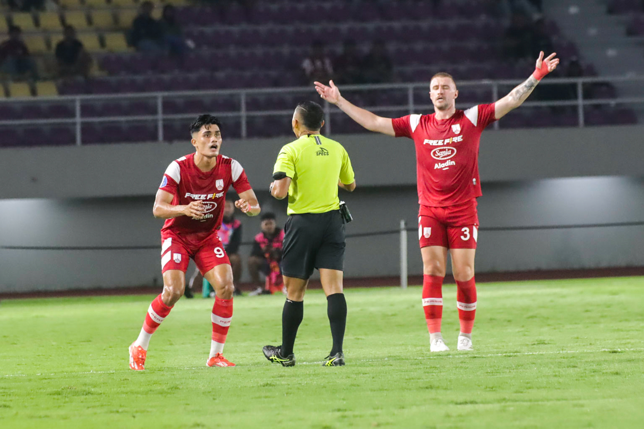 Ramadhan Sananta mendapat kartu merah dalam pertandingan Persis Solo melawan PSBS Biak (16/12)