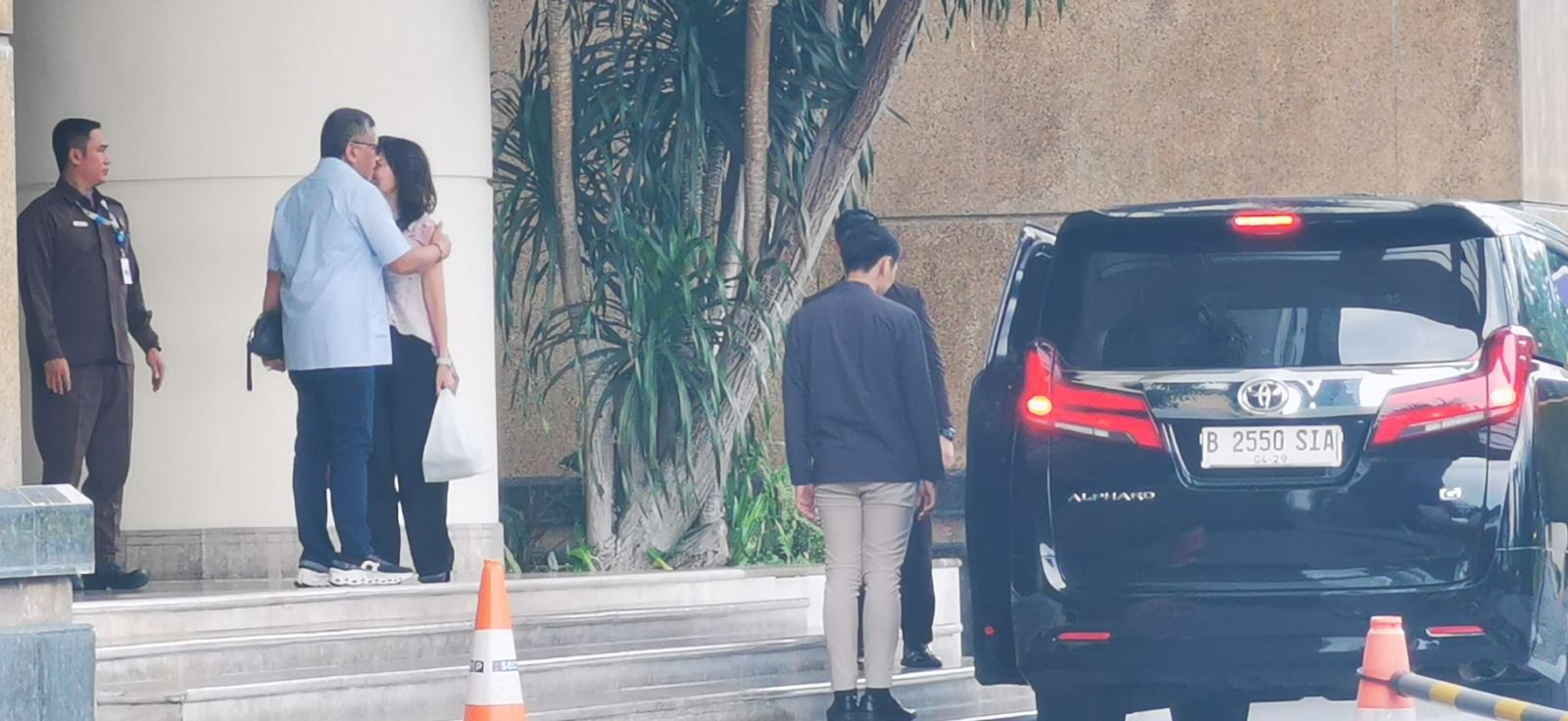 Foto yang diduga perselingkuhan Hasto Kristiyanto.
