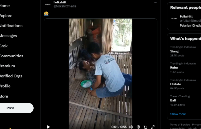 Unggahan viral seorang pria nekat kencingi ibunya.