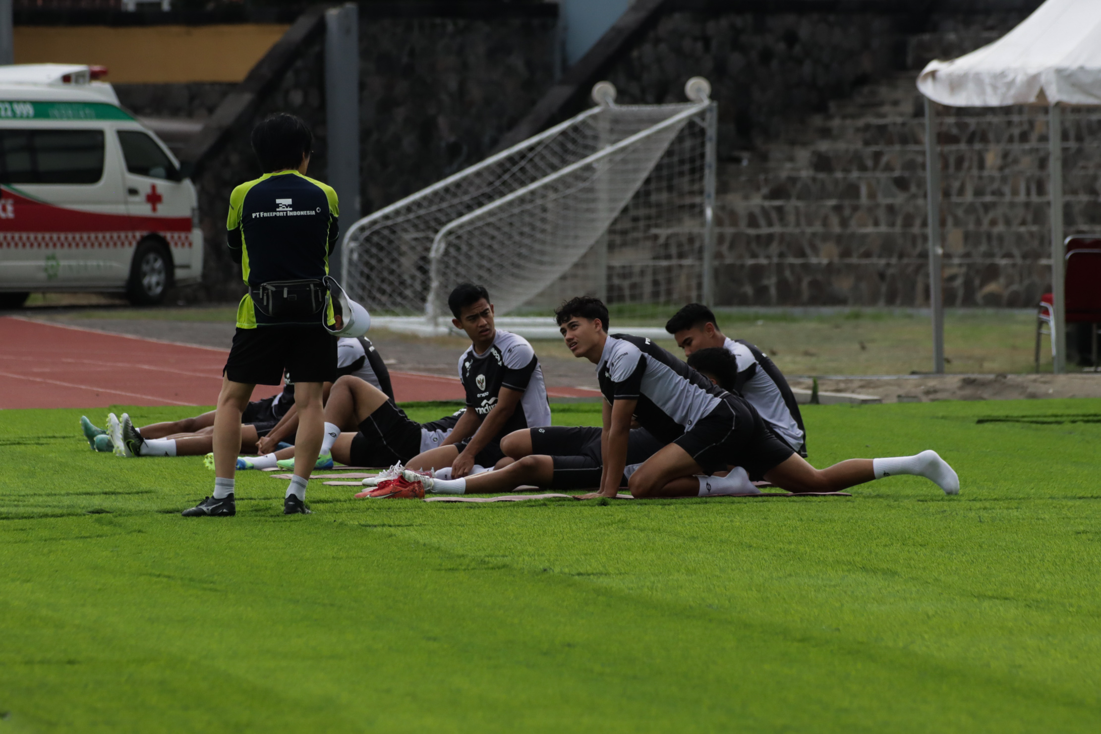 Pemain Timnas Indonesia latihan persiapan Piala AFF 2024 di Stadion Sriwedari