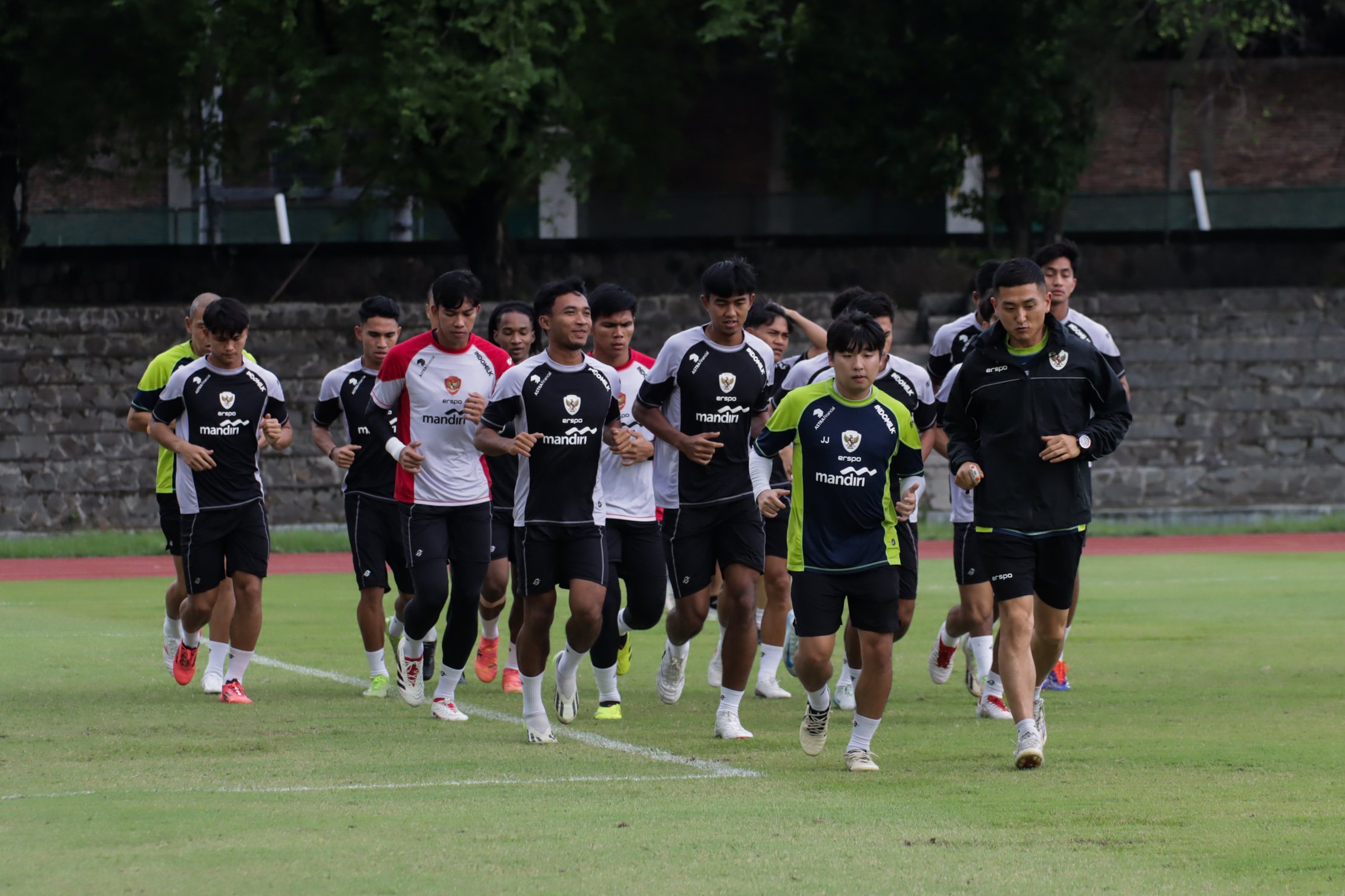 Pemain Timnas Indonesia jalani latihan di Stadion Sriwedari jelang laga lawan Filipina