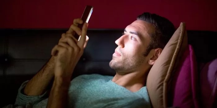 Ilustrasi video dewasa. Viral video dewasa suami paksa rekam istri dengan 2 pria lain.