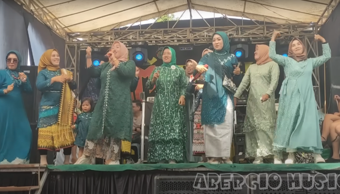 Ibu-ibu menyanyikan lagu Waktu Ku Kecil.