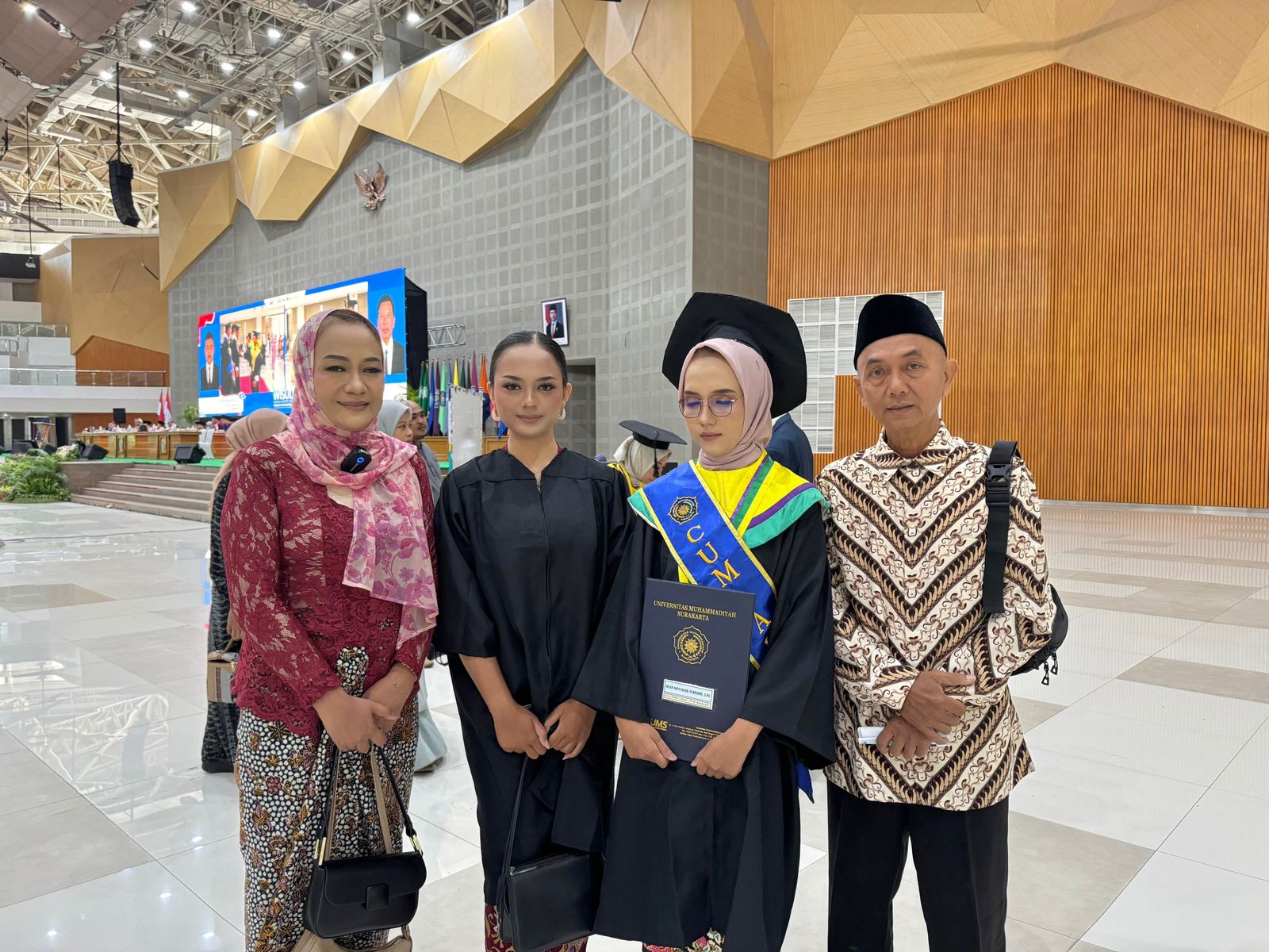 Intan Novita Sari Purnomo bahagia usai jalani prosesi wisuda di Gedung Edutorium KH Ahmad Dahlan UMS, Sabtu, (21/12).