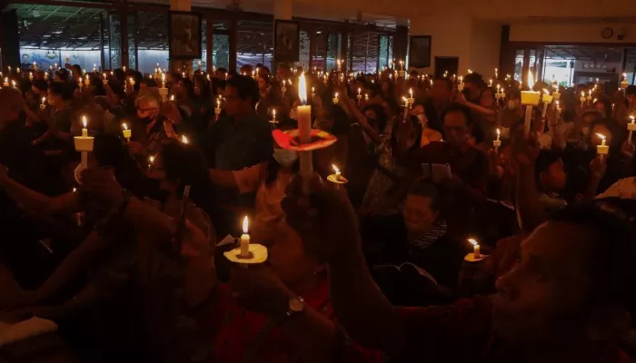 Misa malam Paskah yang digelar di Paroki Santa Perawan Maria Regina Purbowardayan, Sabtu (30/3).
