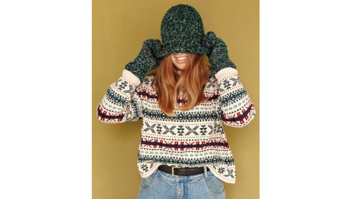 Sweater Natal Oversized dengan Motif Festive