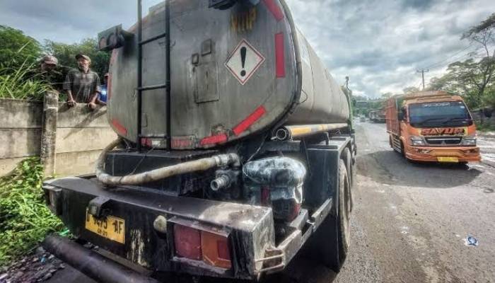 cairan kimia soda api 1 tangki truk mengalami kebocoran dan memakan banyak korban di sepanjang Jalan Raya Padalarang-Purwakarta