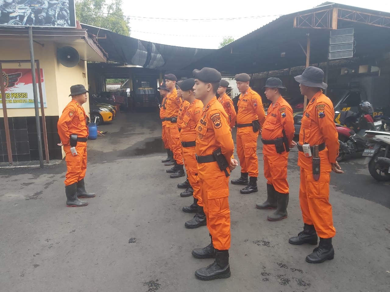 TIM SAR gabungan melakukan pencarian atas remaja yang hanyut secara intensif.