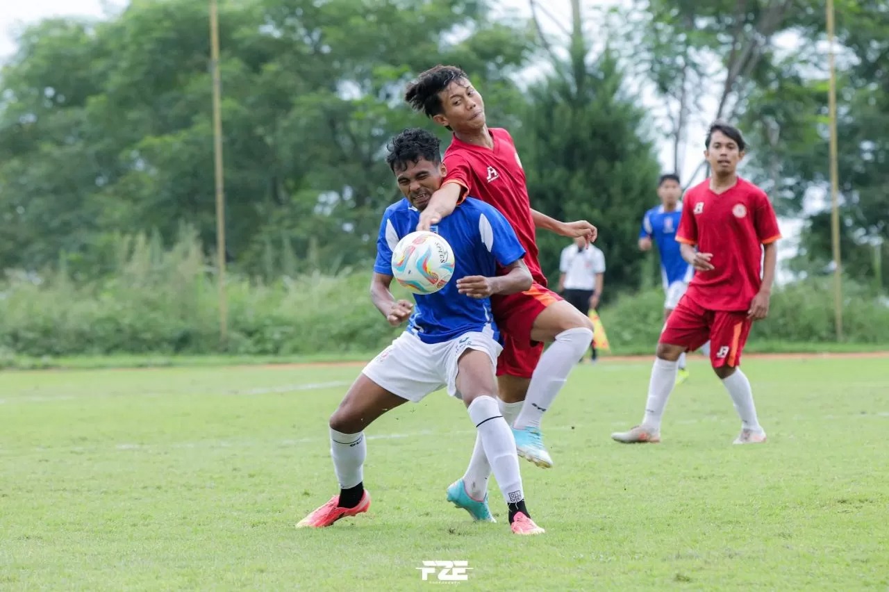 Laga uji coba antara Persiharjo Samba Persada Sukoharjo versus Persebi di Lapangan Lestarindo, 25 Desember.