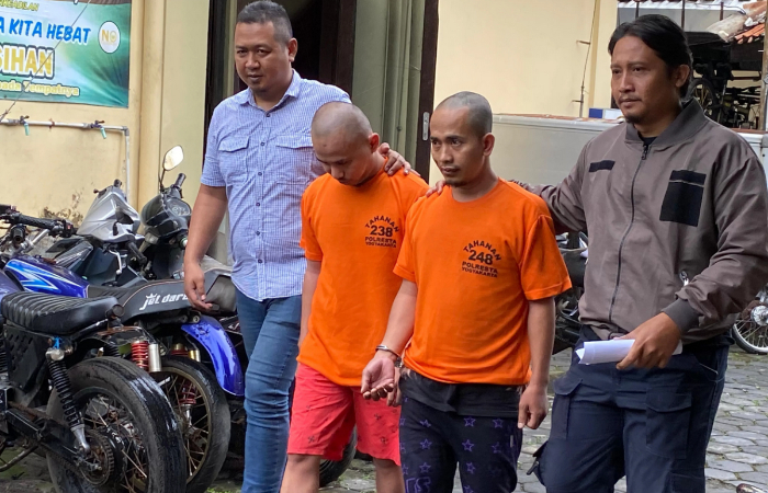 Pelaku penyiraman air keras yang menimpa Natasya Hutagalung bernama Belly Villsen (kiri).