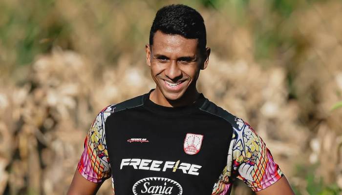 Bek asal Brasil Cleylton Santos resmi berseragam Persis Solo musim ini.