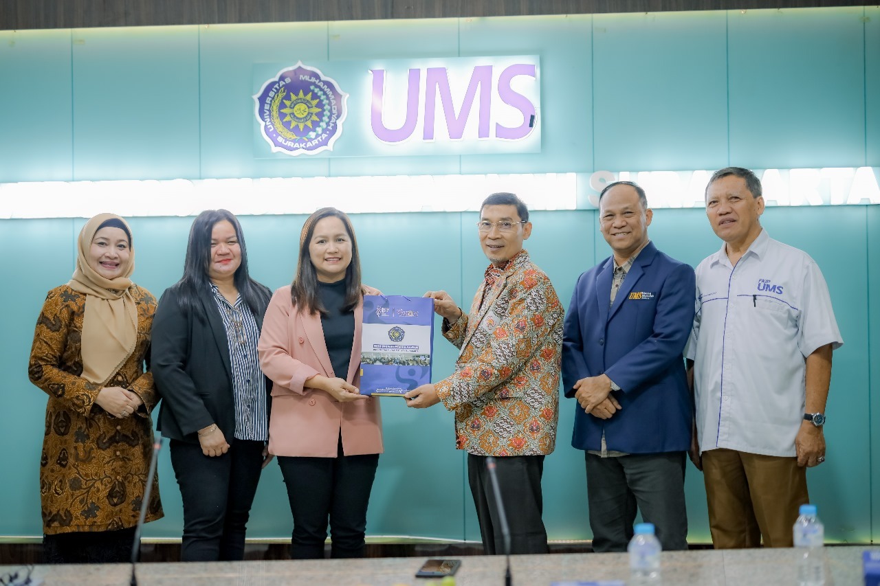 Peyerahan Simbolis Bentuk Kerjasama antara UMS dan Cavite State University Philippines