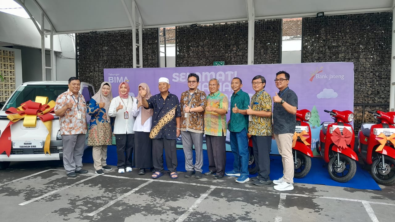 Hadiah Tabungan Bima Periode I Tahun 2024 diserahkan kepada para nasabah Bank Jateng Solo.