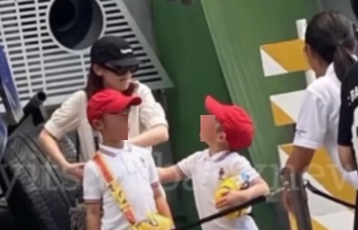 Anak Sandra Dewi dan Harvey Moeis yang diduga sedang liburan ke Singapura.