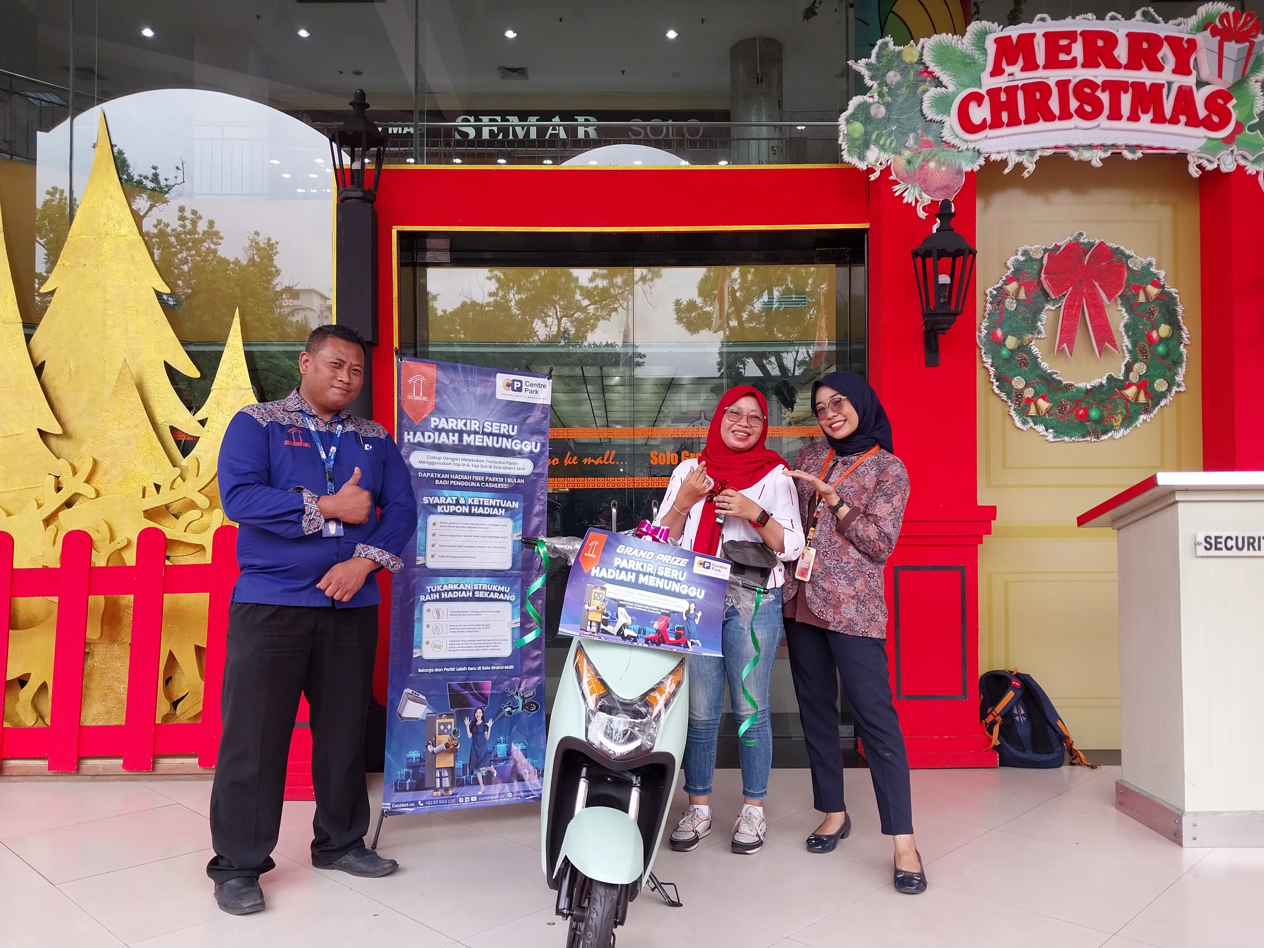 Pemenang grandprize parkir berhadiah di solo grand mall bawa pulang sepeda listrik terbaru.